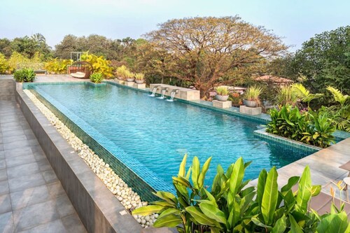 Modern 2bhk w Pool Access 5km to Coco Beach