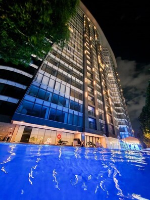 Una piscina al aire libre