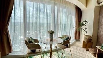 Shared Dormitory, 1 Bedroom, Accessible, Smoking | Tempat makan