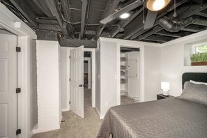 独立别墅, 多张床, 露台, 花园景观 (Modern Cincy Home) | 3 多间卧室、特色装修、特色家居、办公桌