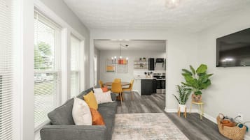 Hus - flere senge - terrasse - udsigt til have (Modern Cincy Home) | Opholdsområde | 42-tommers fladskærms-tv med digitale kanaler