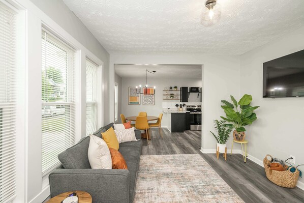 Maison, plusieurs lits, patio, vue jardin (Modern Cincy Home) | Coin séjour