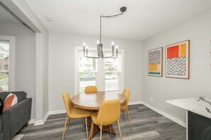 独立别墅, 多张床, 露台, 花园景观 (Modern Cincy Home) | 用餐