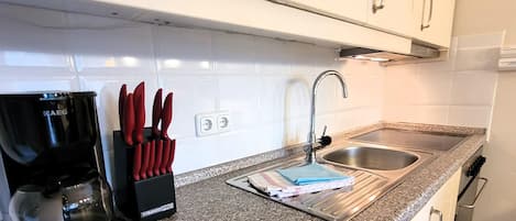 Apartment | Private kitchen | Cookware/dishes/utensils