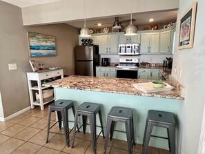 Kjøleskap, mikrobølgeovn, ovn og kokeplater