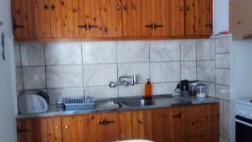 Fridge, oven, stovetop, coffee/tea maker