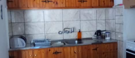 Réfrigérateur, four, plaque de cuisson, cafetiÚre/bouilloire