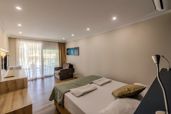 Schreibtisch, laptopgeeigneter Arbeitsplatz, kostenloses WLAN