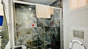 Duş/küvet kombinasyonu, saç kurutma makinesi, havlu, sabun