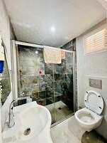 Combined shower/bathtub, hair dryer, towels, soap