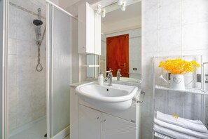 Douche, séchoir à cheveux, serviettes fournies