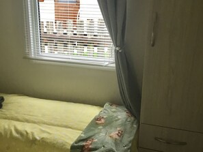 2 quartos, individualmente decorados, individualmente mobiliados