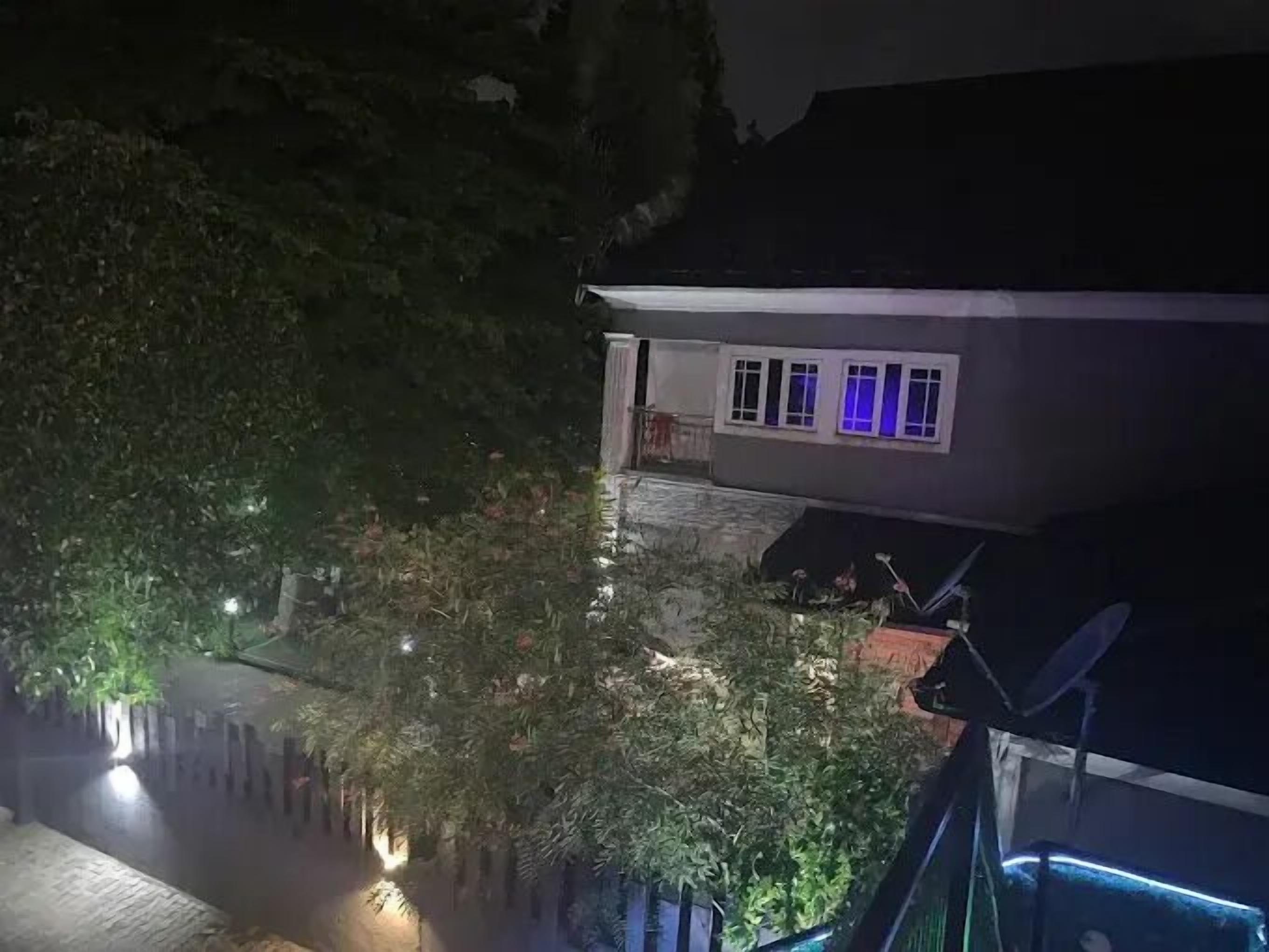 Een gebouw met een donker dak en een verlichte ingang.