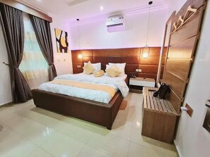 Family Room, Balcony, City View | Desk, laptop workspace, soundproofing, free WiFi