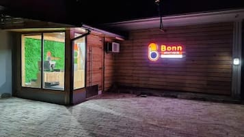 Fachada da propriedade à noite