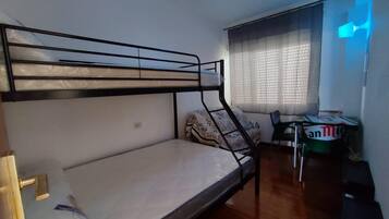 4 bedrooms, iron/ironing board, bed sheets