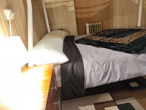 4 habitaciones, tabla de planchar con plancha y ropa de cama