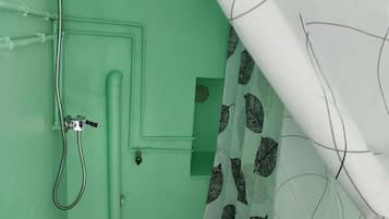Douche, serviettes fournies
