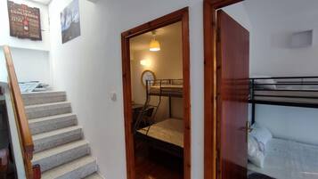 4 slaapkamers, een strijkplank/strijkijzer, beddengoed