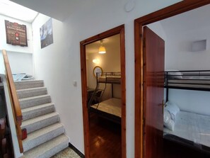 4 chambres, fer et planche Ă repasser, literie fournie