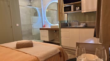 Tabla de planchar con plancha, wifi gratis y ropa de cama