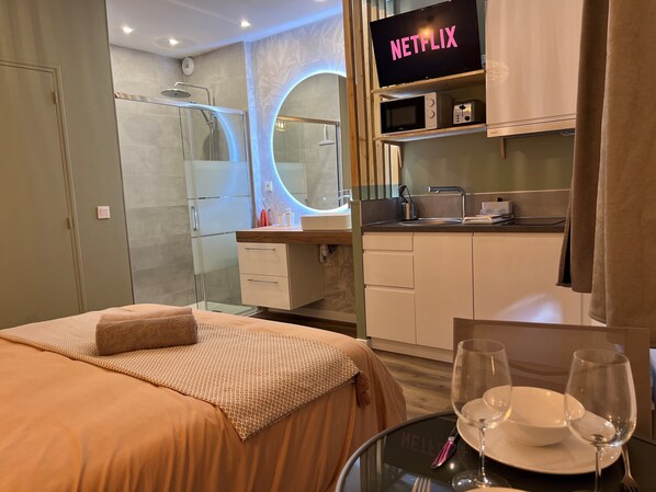 Tabla de planchar con plancha, wifi gratis, ropa de cama