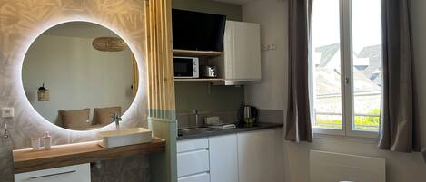 Iron/ironing board, free WiFi, bed sheets