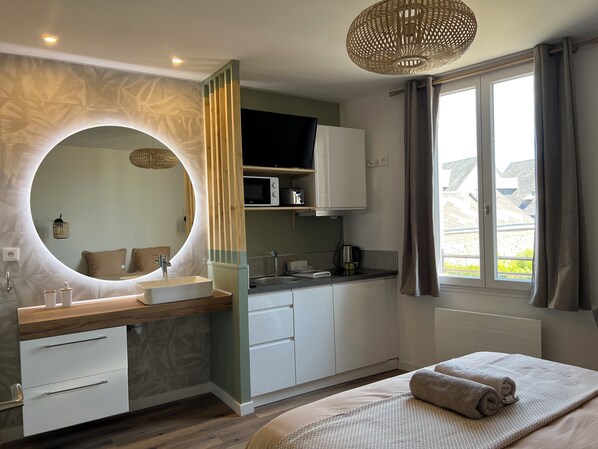 アイロン / アイロン台、WiFi (無料)、ベッドシーツ