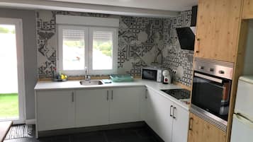 Fridge, microwave, oven, coffee/tea maker