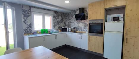 Fridge, microwave, oven, coffee/tea maker