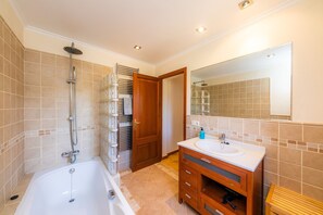 Douche, séchoir à cheveux, serviettes fournies