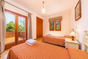 5 bedrooms, iron/ironing board, WiFi, bed sheets - "Es Turo de França" with Mountain Views, Pool, and Wi-Fi (S'Horta)