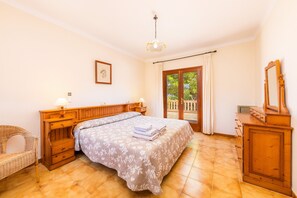 5 bedrooms, iron/ironing board, WiFi, bed sheets