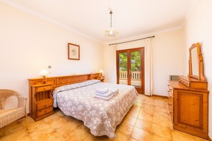 5 bedrooms, iron/ironing board, WiFi, bed sheets