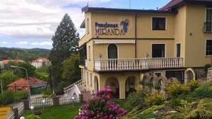 Un bâtiment à deux étages doté d’un balcon et d’une enseigne sur laquelle on peut lire « Penjenat MIRANDA ».