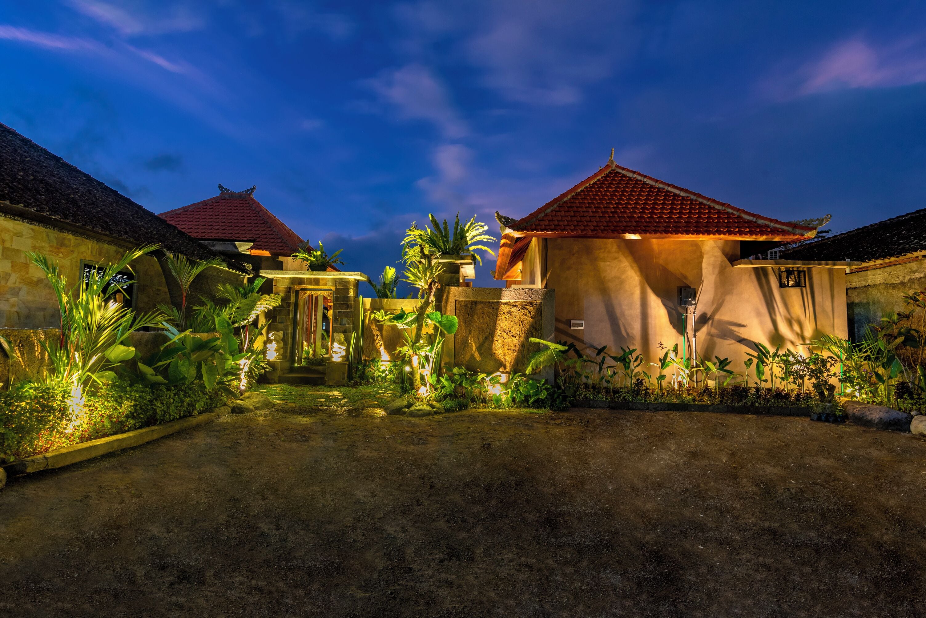 Lyxvilla - privat pool - utsikt mot trädgården | Egyptiska bomullslakan och sängtillbehör av högsta kvalitet