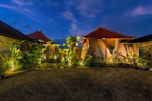 Egyptian cotton sheets, premium bedding, individually decorated - Seelong Villa Ubud by Dhananjaya Hospitality (Sebatu)