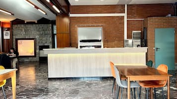 Tägliches Frühstücksbuffet (10 EUR pro Person)