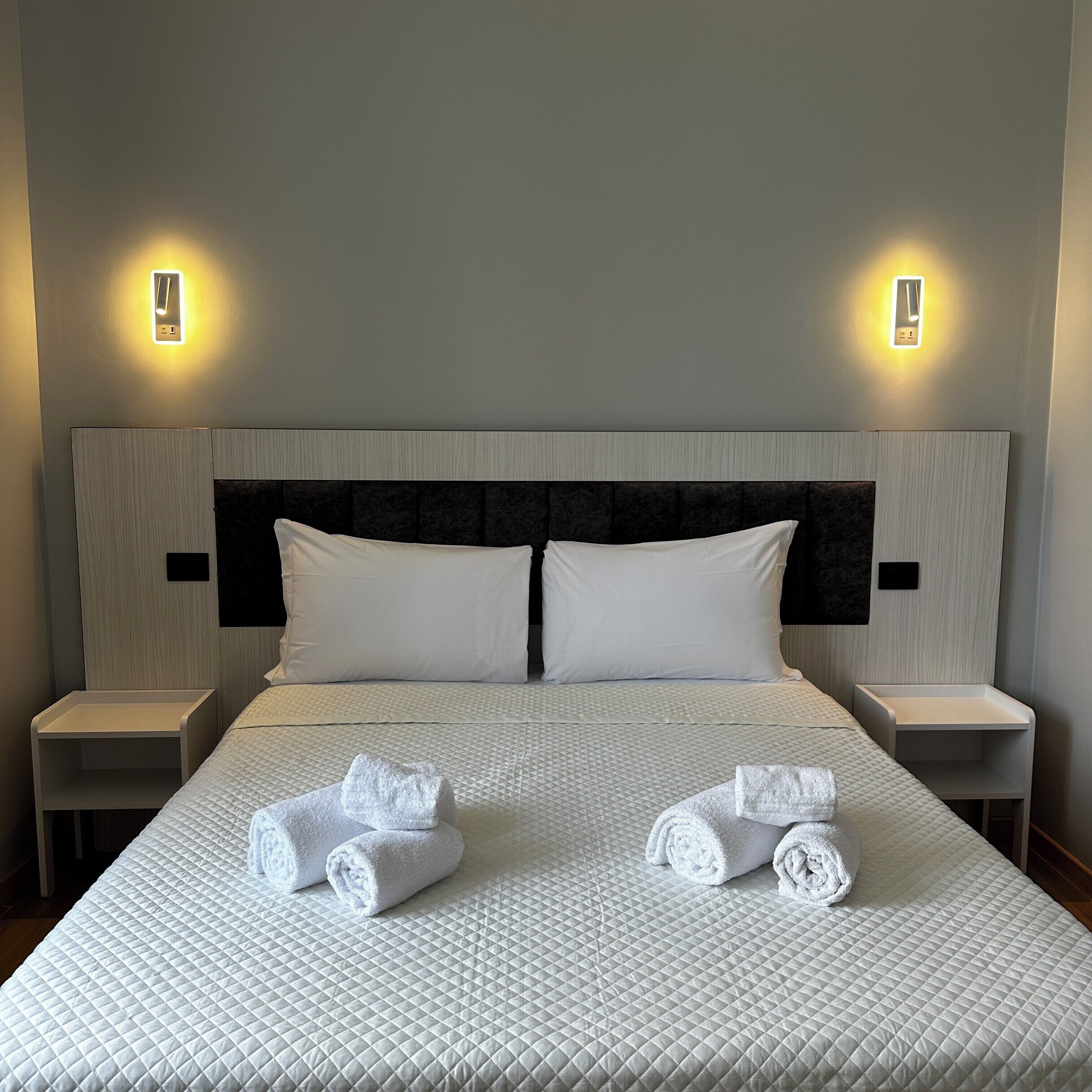 Bureau, espace de travail pour ordinateur portable, Wi-Fi gratuit