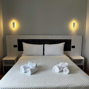 Klassieke kamer, 1 twee- of 2 eenpersoonsbedden, uitzicht op heuvels | Een bureau, een laptopwerkplek, gratis wifi