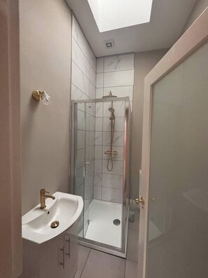 Dusche, Haartrockner, Handtücher, Seife
