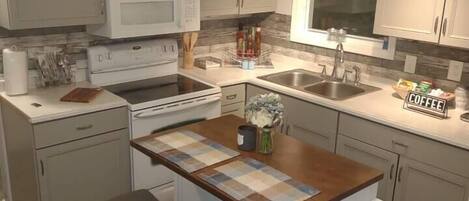 Kylskåp, mikrovågsugn, ugn och spishäll