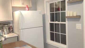 雪櫃、微波爐、焗爐、爐具