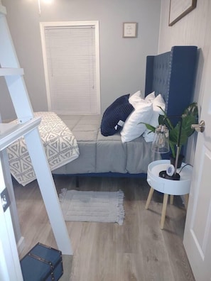 2 habitaciones, tabla de planchar con plancha, wifi y ropa de cama