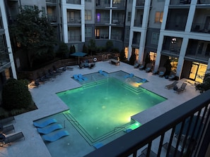 Outdoor pool - Cozy 2-bedroom apartment in the ♥️ of Atlanta, with WiFi fitness room mins to Mal (Sandy Springs)