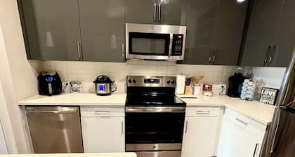 Cozy 2-bedroom apartment in the ♥️ of Atlanta, with WiFi fitness room mins to Mal