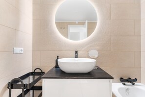 Ducha, secador de pelo y toallas