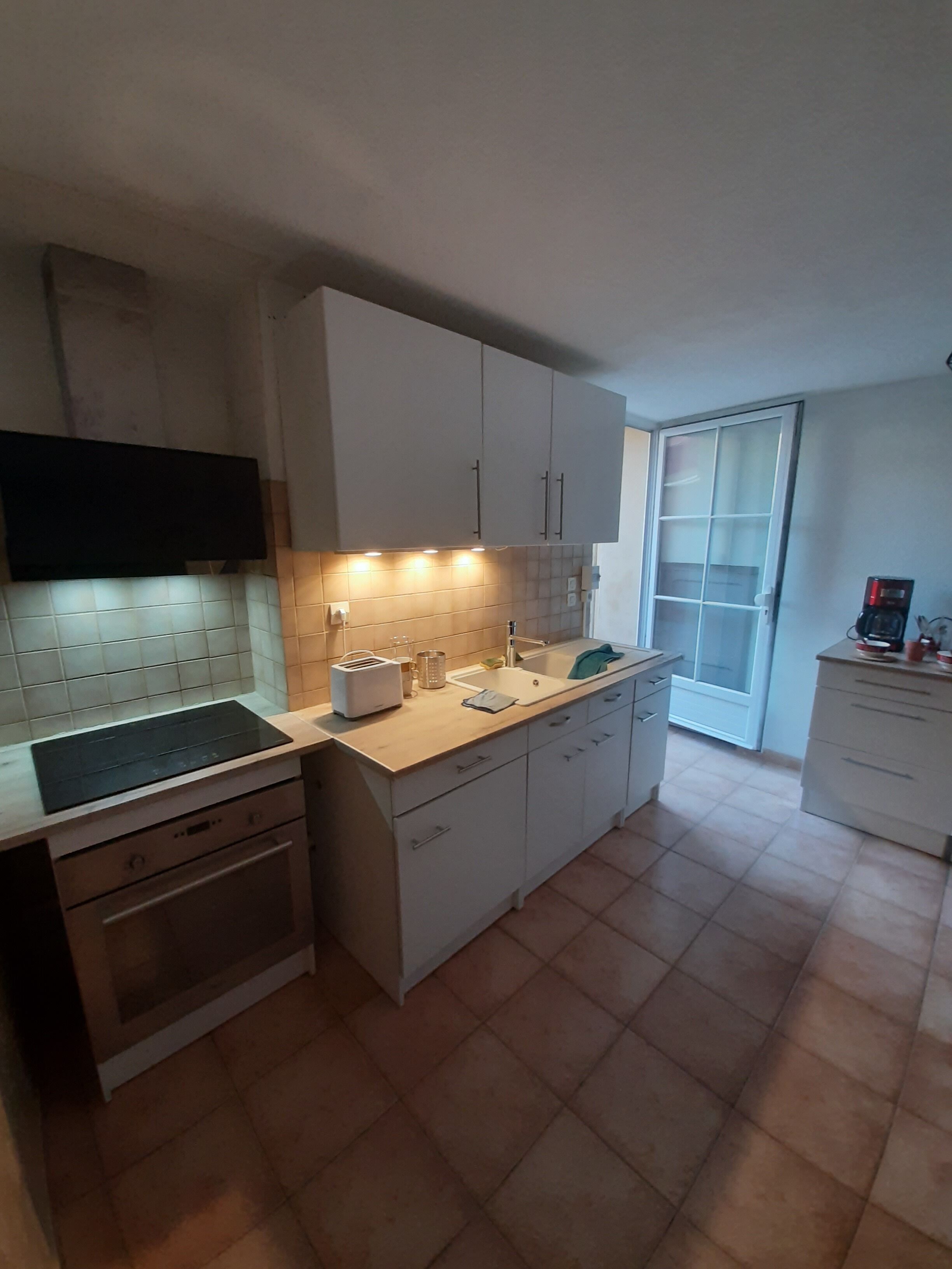 Micro-ondes, four, plaque de cuisson, lave-vaisselle