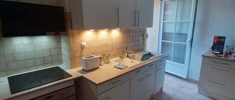 Four Ă micro-ondes, un four, surface de cuisson, lave-vaisselle