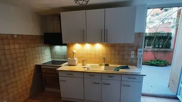 Micro-ondes, four, plaque de cuisson, lave-vaisselle